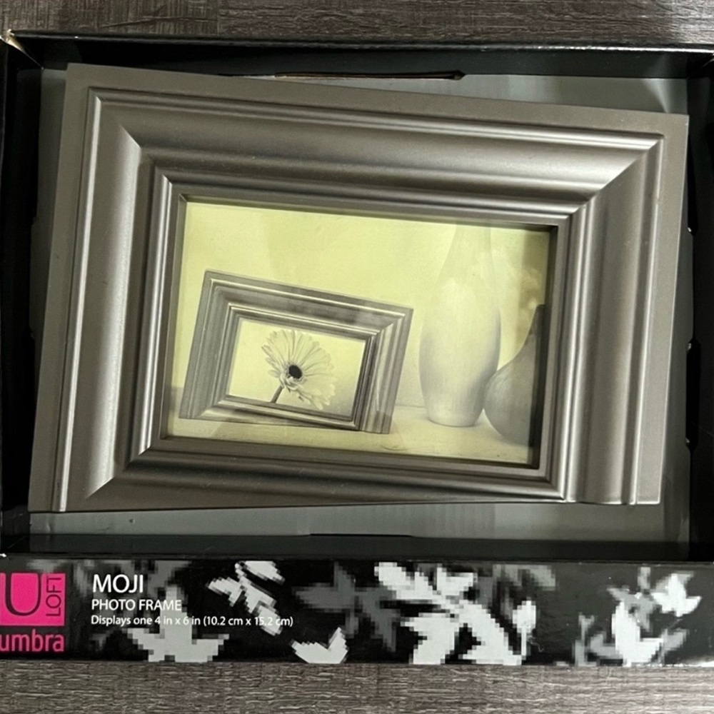 New Umbra Moji Grey 4”x6” Tilted Photo Frame